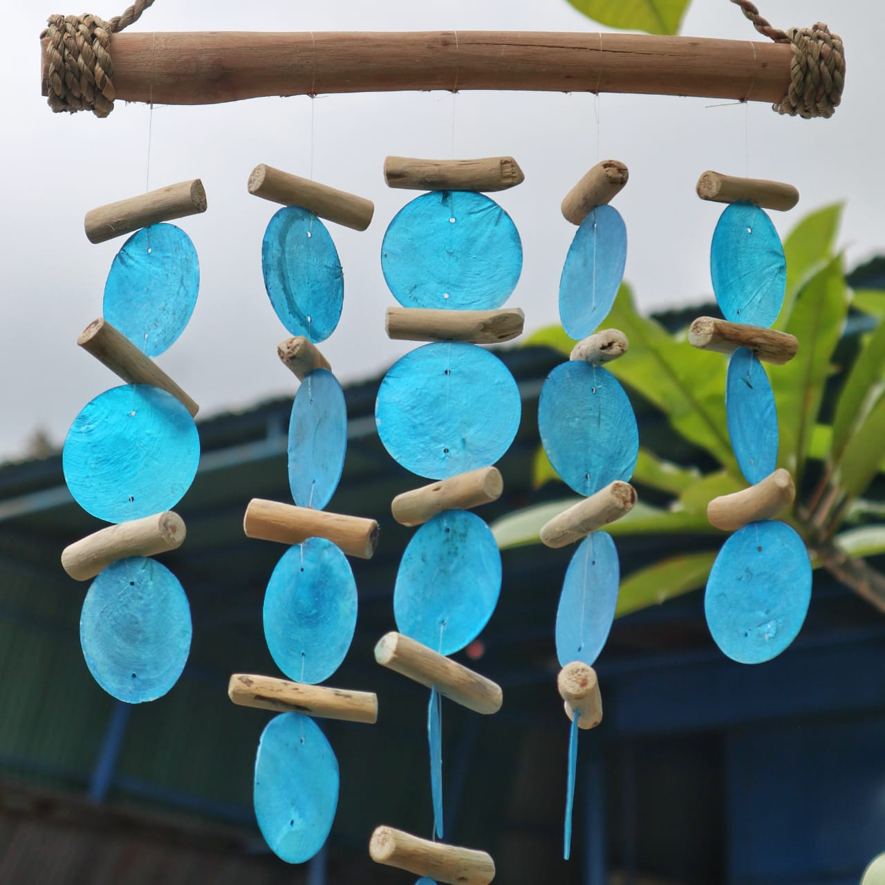 Campana de madera flotante azul